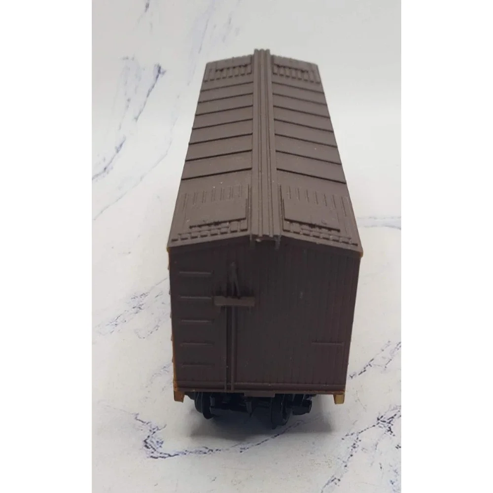 Life-Like HO Scale Armour’s STAR Ham and Bacon Refrigerator Line Box Car 37160
